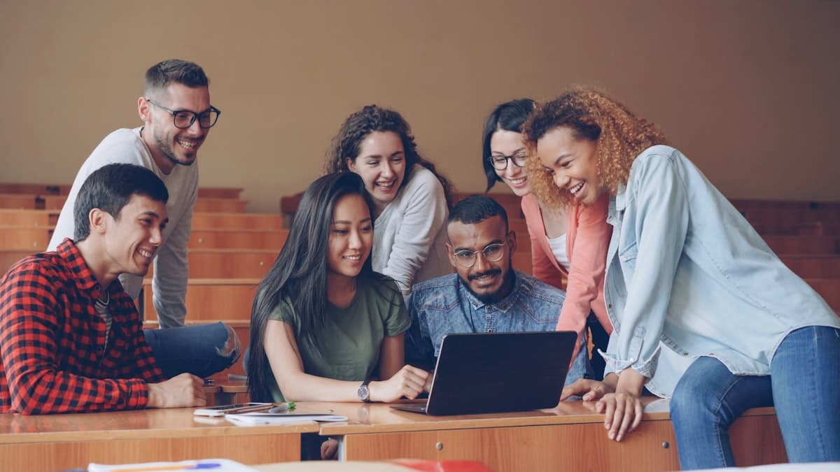 Groupe d'étudiants autour d'une table